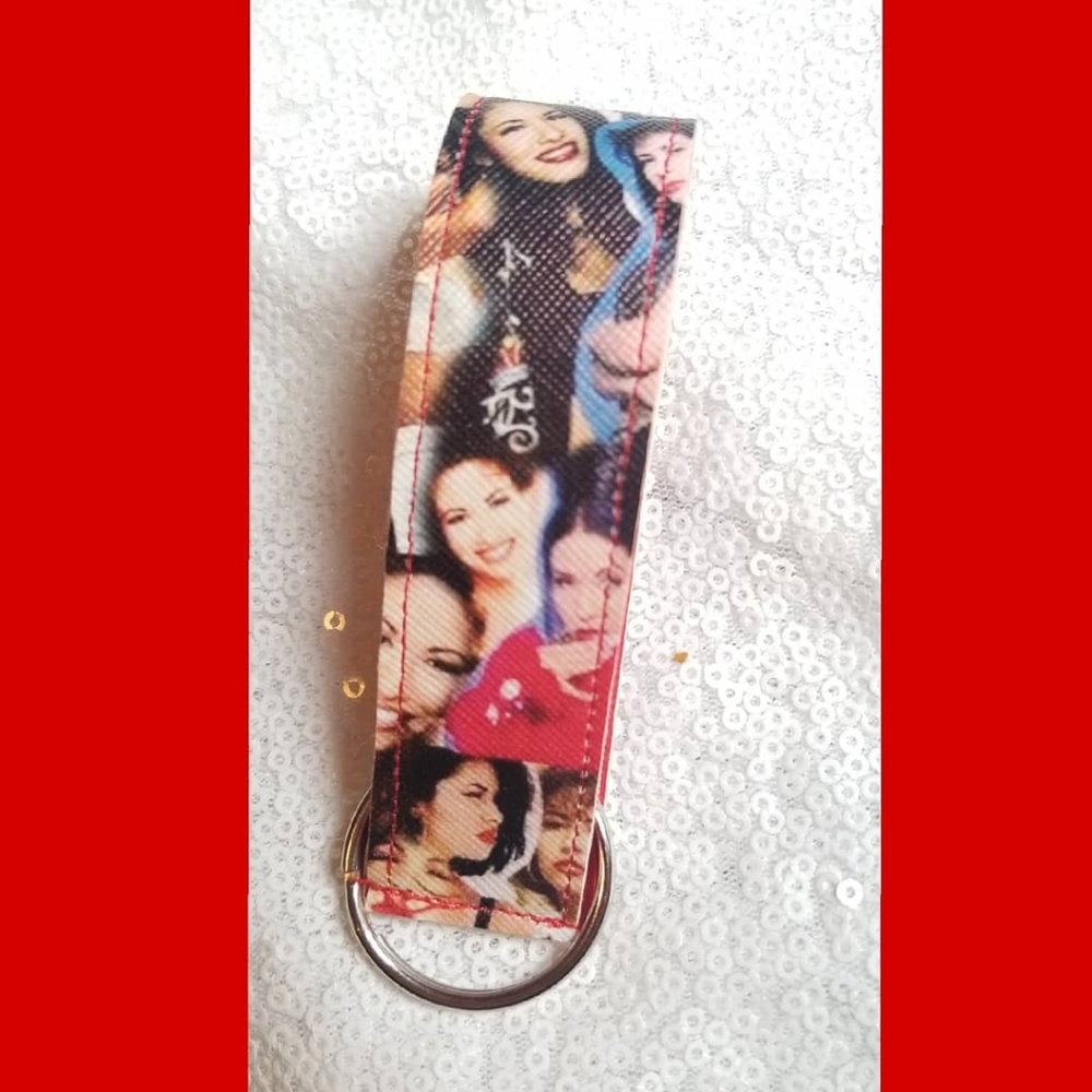 Selena Keychain - Picture 2 of 2